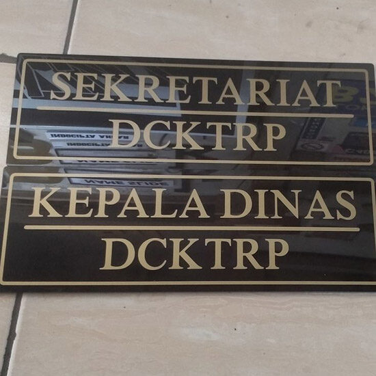 Papan Nama Akrilik